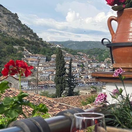 Oda E Skulptorit-Unesco Quarter Berat Exterior photo