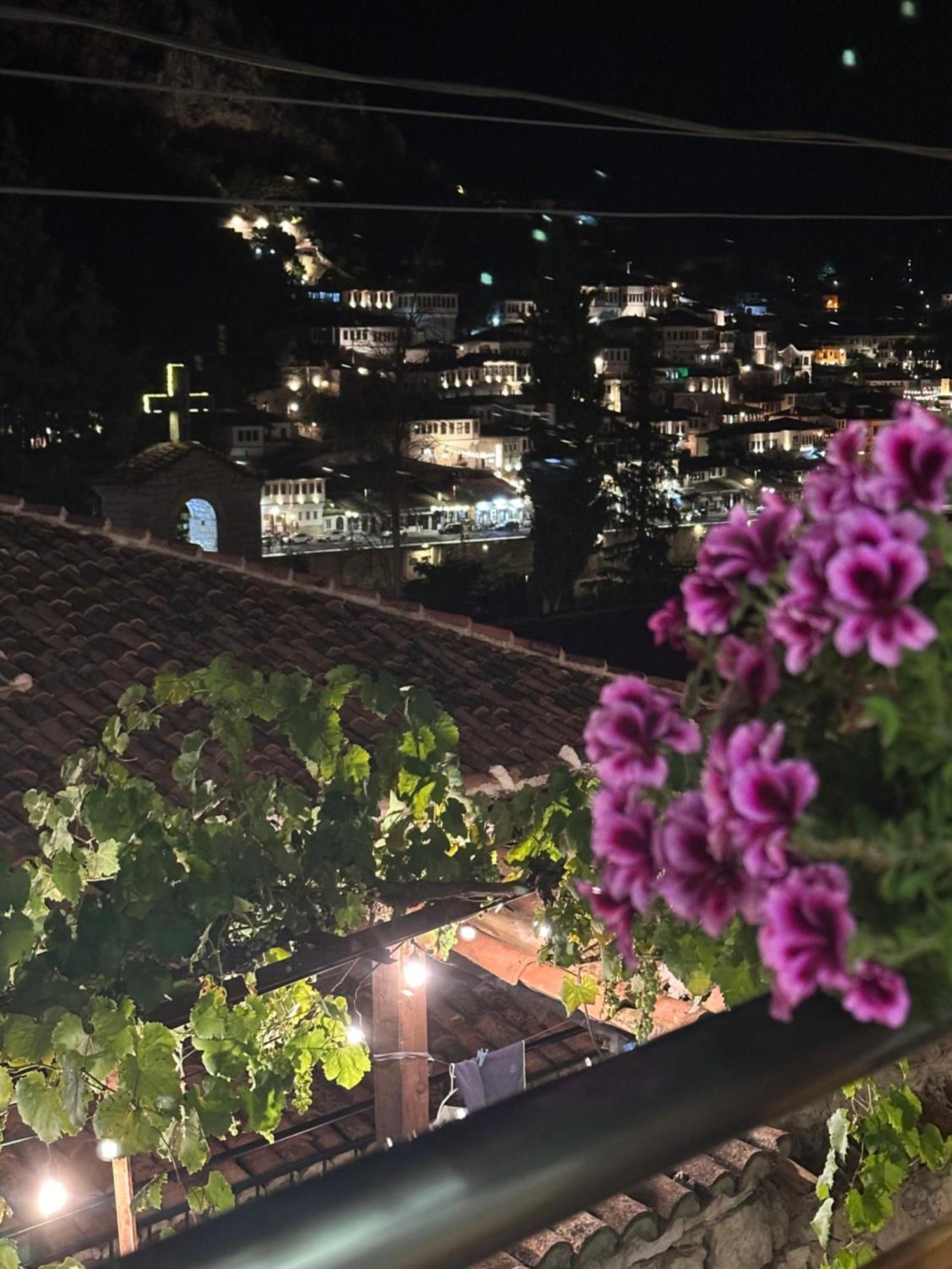 Oda E Skulptorit-Unesco Quarter Berat Exterior photo