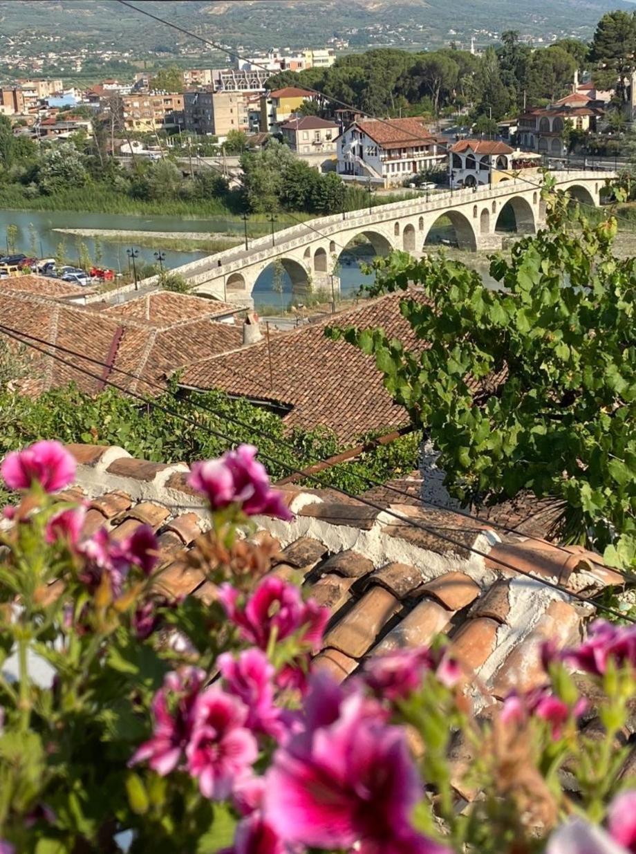 Oda E Skulptorit-Unesco Quarter Berat Exterior photo