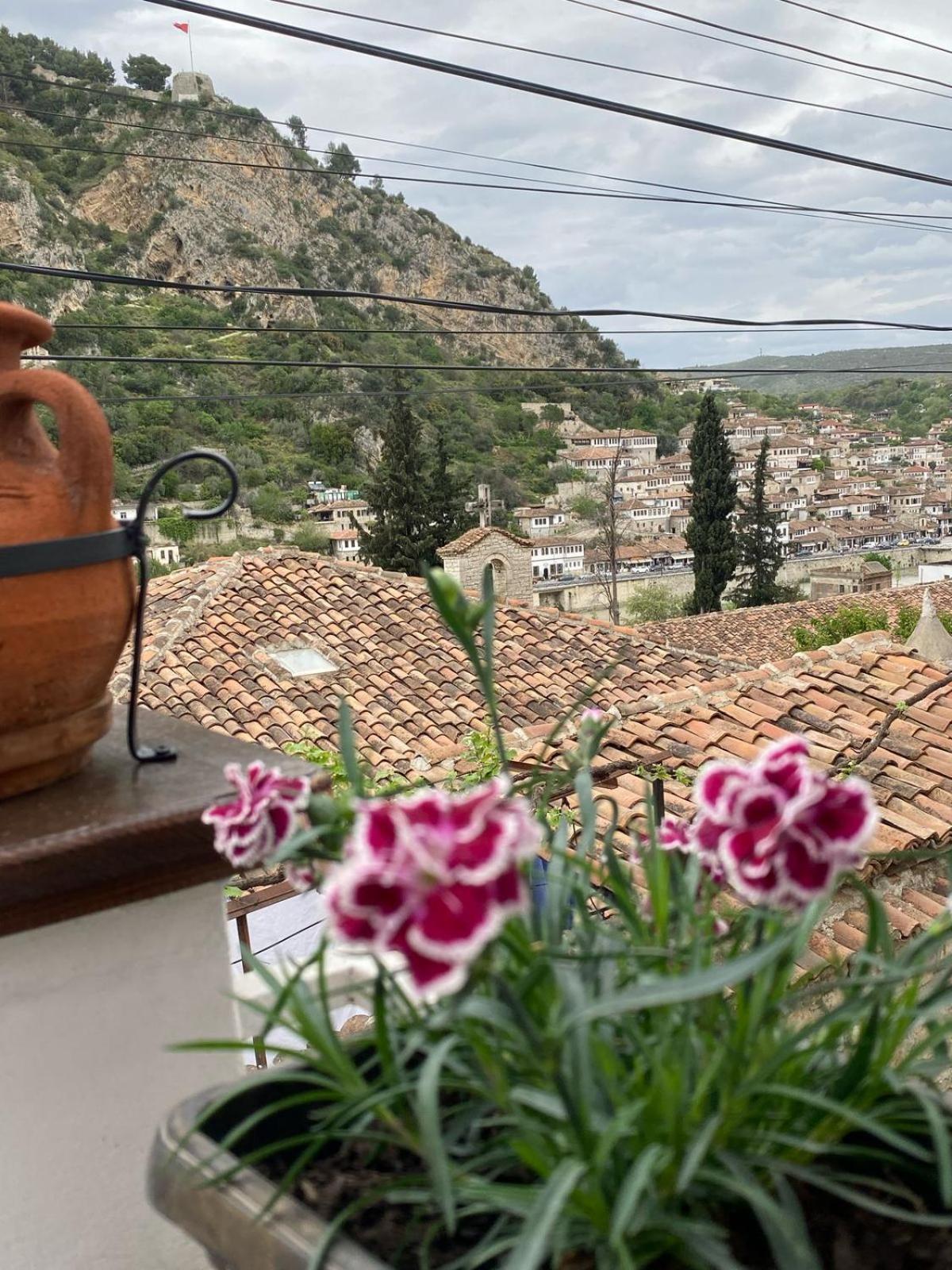 Oda E Skulptorit-Unesco Quarter Berat Exterior photo