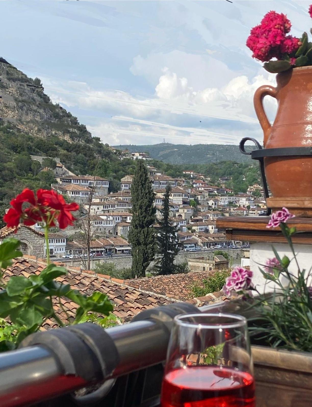 Oda E Skulptorit-Unesco Quarter Berat Exterior photo